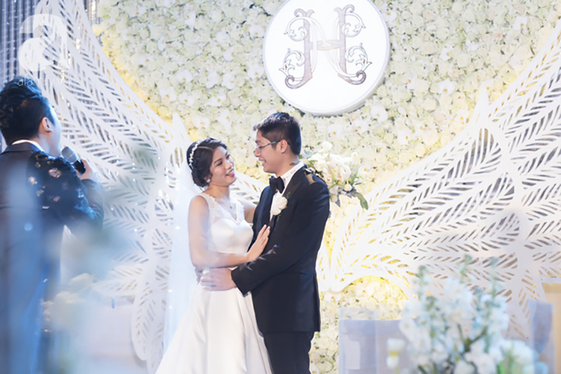 Đám cưới có 1-0-2 sang chảnh hết nấc: Sân khấu lộng lẫy, khách mời đa quốc gia, hoa tươi nhập khẩu tinh tế Đám cưới có 1-0-2 sang chảnh hết nấc: Sân khấu lộng lẫy, khách mời đa quốc gia, hoa tươi nhập khẩu tinh tế